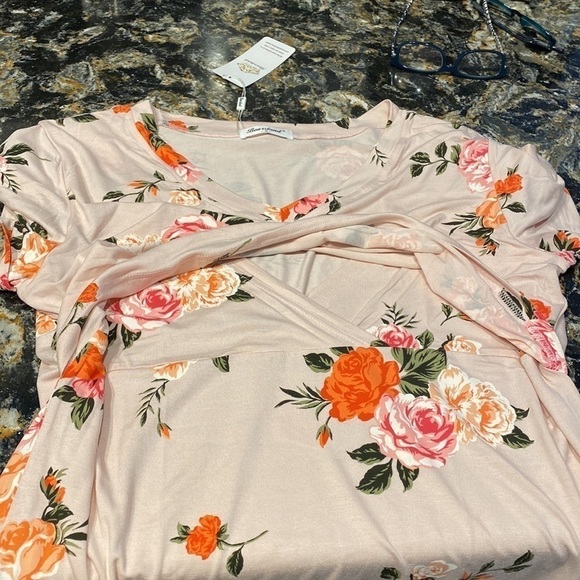 f Bearskand floral stretch short sleeve regular size maternity top XL.  NWT - Picture 3 of 5